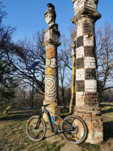 Kamenicki park, spomenik, ebike rent | eMTB.rs